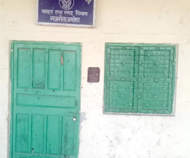 गजरौला स्थित धान क्रय केंद्र पर लगा ताला। जागरण